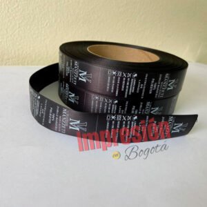 Impresión Marquillas por rollo en satín negro de 2.5 cm, impreso tinta blanco 1 cara